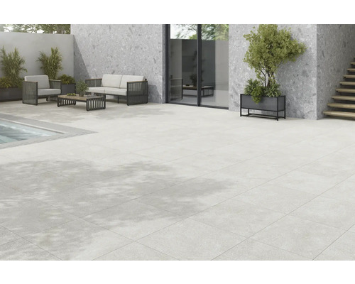 Terrasse mit Fliesen, Sitzgruppe und Pflanzenkübeln