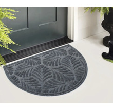 Halbrunde Fußmatte mit Blattmuster vor einer Haustür