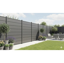 Gartenansicht mit modernem Sichtschutzzaun, Gartenmöbeln und dekorativen Pflanzen in Töpfen.