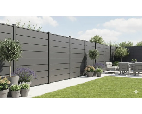 Gartenansicht mit modernem Sichtschutzzaun, Gartenmöbeln und dekorativen Pflanzen in Töpfen.