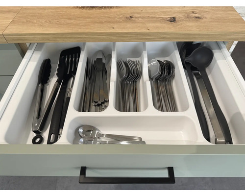 Küchenschublade mit Besteckeinsatz und verschiedenen Küchenutensilien