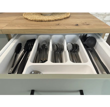 Küchenschublade mit Besteck und Küchenutensilien