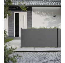 Modernes Haus mit grauer Zaunanlage im Vorgarten.