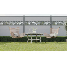 Gartenmöbel-Set mit zwei Korbsesseln und einem Gartentisch vor einem Sichtschutzzaun