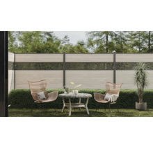 Szene mit Gartenzaun, zwei Stühlen und Tisch auf einer Rasenfläche.