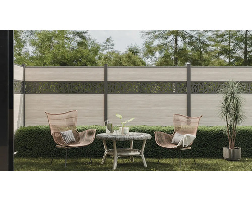 Szene mit Gartenzaun, zwei Stühlen und Tisch auf einer Rasenfläche.