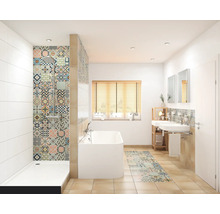 Badezimmer mit Dusche, Badewanne, Waschbecken und gemusterten Fliesen