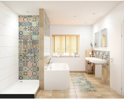 Badezimmer mit Dusche, Badewanne, Waschbecken und gemusterten Fliesen