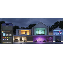 Smartphone-App zur Steuerung der Beleuchtung in einem modernen Haus mit verschiedenen Räumen und farbiger Beleuchtung.