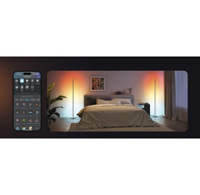 Schlafzimmer mit zwei dekorativen Stehlampen mit verschiedenen Lichtszenen, gesteuert über eine Smartphone-App.