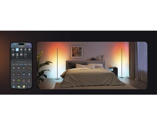 Schlafzimmer mit zwei dekorativen Stehlampen mit verschiedenen Lichtszenen, gesteuert über eine Smartphone-App.