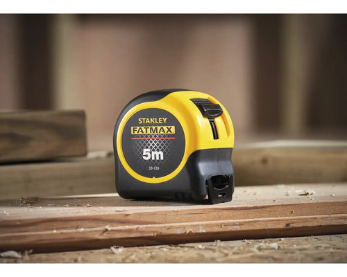 Stanley Fatmax Rollbandmaß mit 5 Metern Länge auf einem Holzbalken