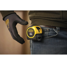 Stanley Fatmax Rollbandmaß mit fünf Meter Länge am Hosenbund befestigt