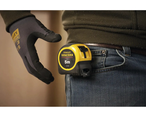 Stanley Fatmax Rollbandmaß mit fünf Meter Länge am Hosenbund befestigt