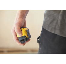 Hand hält ein gelbes und schwarzes Rollbandmaß.