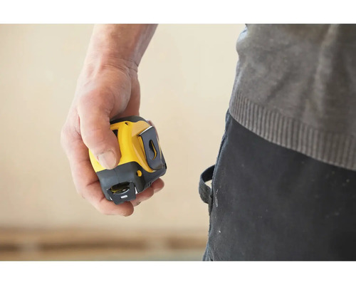 Hand hält ein gelbes und schwarzes Rollbandmaß.