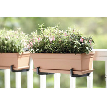 Blumenkästen mit Halterung an einem Geländer mit Pflanzen.