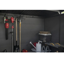 Gartengeräteschuppen Innenraum mit Gartengeräten, Aufbewahrungsboxen und Werkbank