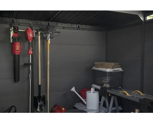 Gartengeräteschuppen Innenraum mit Gartengeräten, Aufbewahrungsboxen und Werkbank