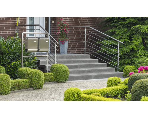 Außenaufnahme eines Hauses mit Treppe, Edelstahlgeländer, Briefkästen und Landschaftsgestaltung