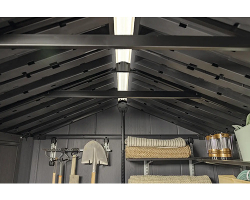 Innenansicht eines Gerätehauses mit Regalen, Werkzeugen und Beleuchtung