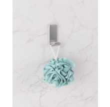 Ein Badeschwamm hängt an einem Haken.