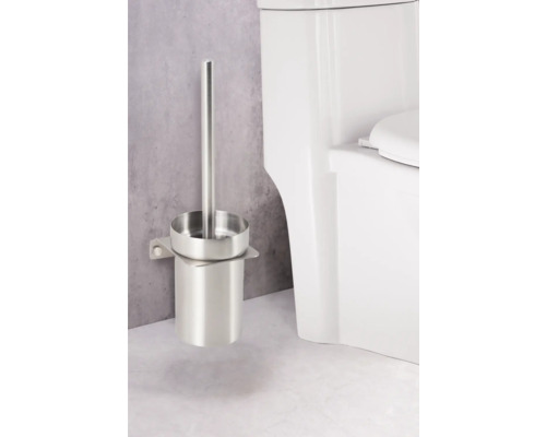 Toilette mit Toilettenbürste aus Edelstahl an der Wand
