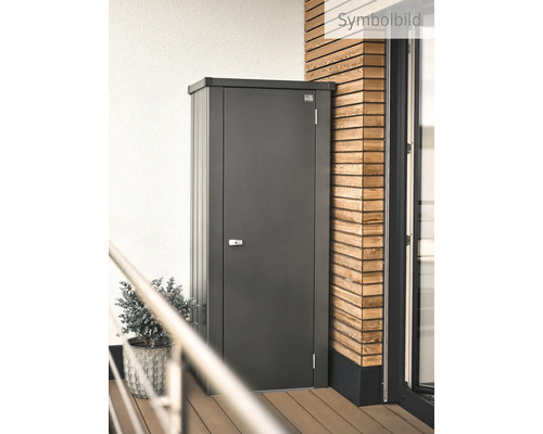 Geräteschrank aus Metall auf einer Terrasse