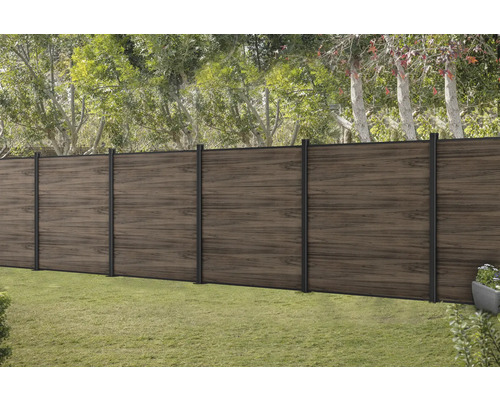 Holzzaun mit Metallpfosten im Garten