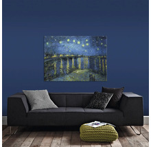 Gemälde Sternennacht über der Rhone über einem Sofa in einem Wohnzimmer