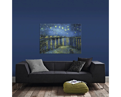 Gemälde Sternennacht über der Rhone über einem Sofa in einem Wohnzimmer