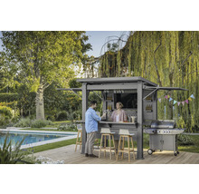 Szene einer Gartenbar mit Grill, ausgestattet mit Hockern und zwei Personen, die anstoßen