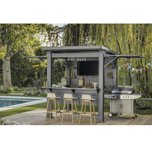 Komplette Outdoor-Küche mit Grill, Bartheke, Fernseher und Barhockern auf einer Terrasse