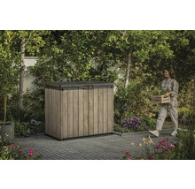 Gartenschrank im Außenbereich mit Frau, die Pflanzen trägt