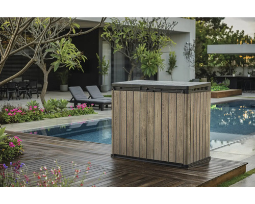 Garten Szene mit einer Aufbewahrungsbox neben einem Swimmingpool auf einer Holzterrasse.