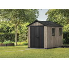 Gartenschuppen aus Holz mit Doppeltür und zwei Fenstern im Garten