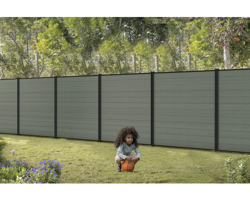 Zaun aus Kunststoff mit Kind auf Rasen