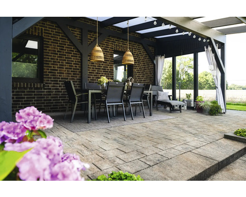 Terrasse mit Pflastersteinen, Esstisch und Pergola