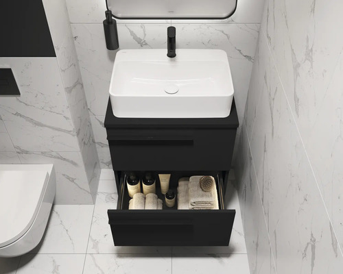 Badezimmer mit schwarzem Waschtischunterschrank, Aufsatzwaschbecken und geöffneter Schublade