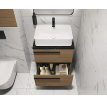 Modernes Badezimmer mit Waschbeckenunterschrank, offenem Schubfach und Toilette.