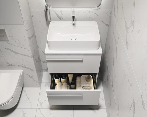 Modernes Badezimmer mit Waschbecken, Unterschrank und geöffneter Schublade für Badutensilien
