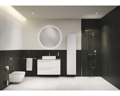 Modernes Badezimmer mit Toilette, Waschtisch, Spiegel, Schrank und Dusche
