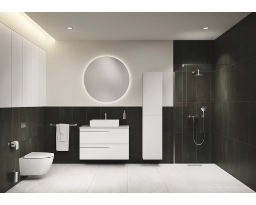 Modernes Badezimmer mit Toilette, Waschtisch, Spiegel und Dusche