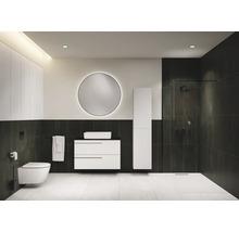 Badezimmer mit Toilette, Waschtisch, Spiegel, Schrank und Dusche