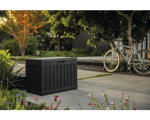 Gartenszene mit einer Aufbewahrungsbox für den Außenbereich und einem Fahrrad