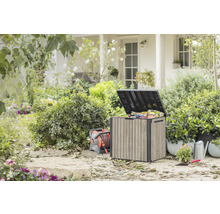 Garten im Freien mit Aufbewahrungsbox, Schlauchaufroller, Gießkanne und Pflanzen