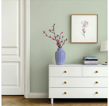 Dekoratives Zimmer mit Kommode, Vase mit Blütenzweigen und Bild