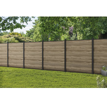 Gartenzaun aus Holz mit Metallpfosten