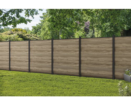 Gartenzaun aus Holz mit Metallpfosten