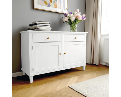 Weißes Sideboard mit zwei Schubladen, zwei Türen und Bücherstapel sowie Blumenvase auf dem Sideboard.